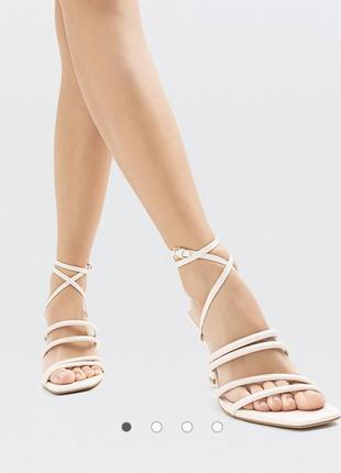 Молочные босоножки stradivarius