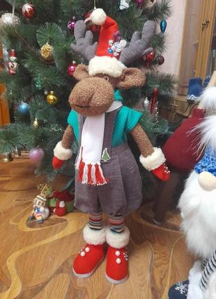 Різдвяний олень. інтер'єрна лялька. новорічний великий олень.