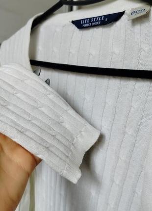 Білий кардиган в стилі old money