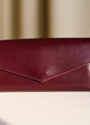Вместительное портмоне  из натуральной глянцевой кожи бордового цвета1 фото