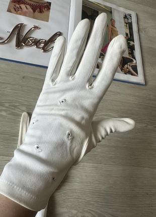 Белые тонкие перчатки