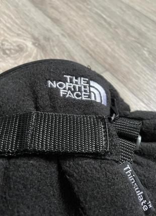 Перчатки от бренда the north face