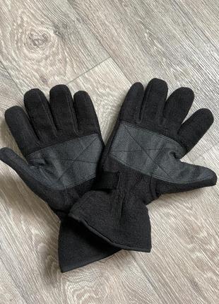 Перчатки от бренда the north face