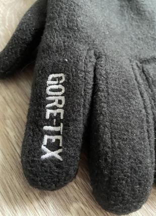 Перчатки от бренда the north face