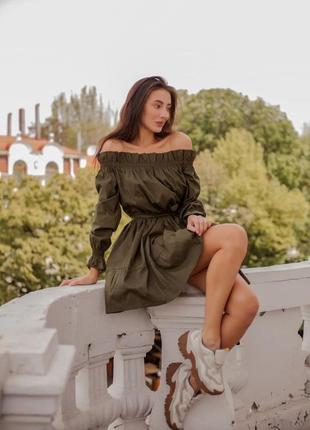 Платье с открытыми плечами