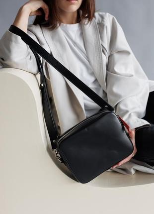 Минималистичная женская сумка из натуральной кожи с матовым эффектом черного цвета5 фото