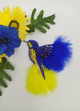 Брошь колибри сине желтая с кристаллами и натуральными перьями