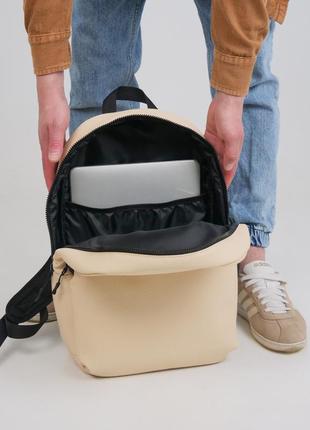 Повседневный рюкзак из экокожи бежевого цвета с отделением под ноутбук8 фото