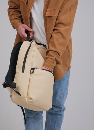 Повседневный рюкзак из экокожи бежевого цвета с отделением под ноутбук5 фото