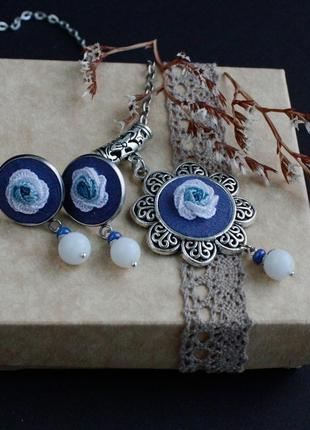 Блакитний білий кулон підвіска на ланцюжку з агатом ніжні прикраси з трояндами3 фото