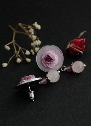 Маленькі бузкові рожеві сережки цвяшки з кварцем ніжні прикраси з трояндами3 фото