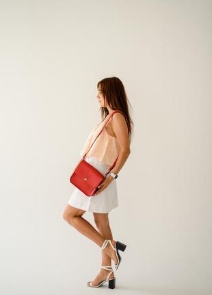 Минималистичная женская сумка через плечо из натуральной кожи красного цвета6 фото