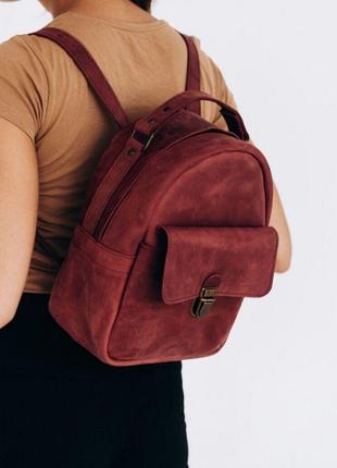 Женский мини-рюкзак  из натуральной винтажной кожи бордового цвета1 фото