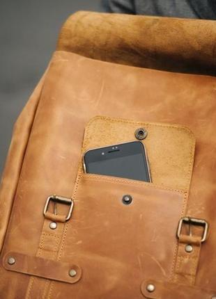 Мужской городской рюкзак ручной работы из натуральной винтажной кожи коньячного цвета4 фото