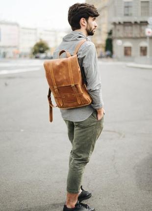 Мужской городской рюкзак ручной работы из натуральной винтажной кожи коньячного цвета2 фото
