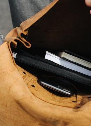 Мужской городской рюкзак ручной работы из натуральной винтажной кожи коньячного цвета5 фото