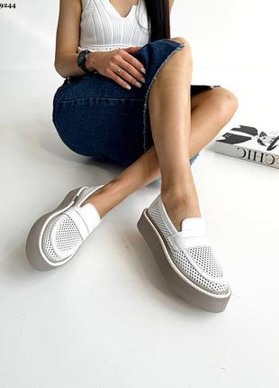 Лоферы женские белые на бежевой подошве с перфорацией натуральная кожа, летнее...