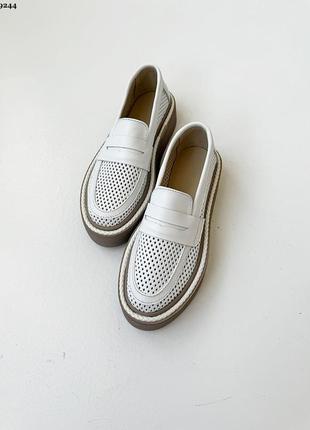 Лоферы женские белые на бежевой подошве с перфорацией натуральная кожа, летнее...