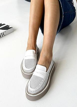 Лоферы женские белые на бежевой подошве с перфорацией натуральная кожа, летнее...