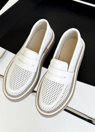 Лоферы женские белые на бежевой подошве с перфорацией натуральная кожа, летнее...