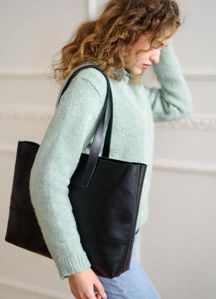 Вместительная женская сумка шоппер из натуральной кожи с легким глянцем5 фото