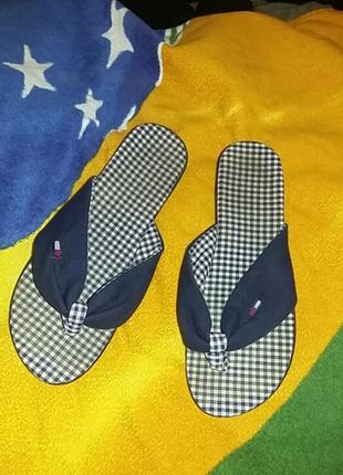 Крутые джинсовые  шлепанцы. hilfiger.