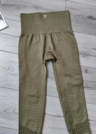 Вкорочені легінси gymshark в кольорі хакі xs s з широкою резинкою/ з перфорацією/...