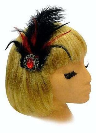 Черная заколка с красными перьями на гангстерскую вечеринку.