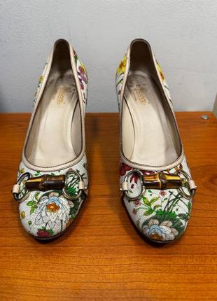 Винтажные туфли gucci с цветочным принтом5 фото