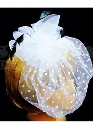 "карина". белая шляпка-таблетка с вуалью  на заколках.