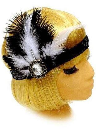 Повязка-резинка с чёрными и белыми перьями и стразом