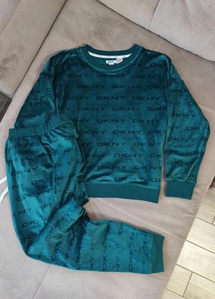 Велюровый женский костюм dkny
оригинал