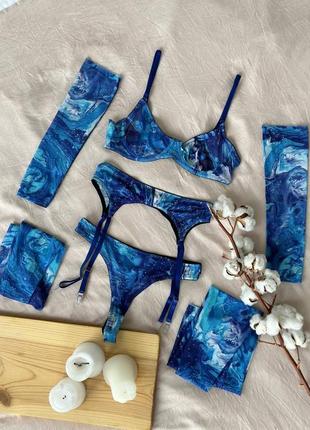 Голубой комплект женского белья: бюстгальтер, трусики, пояс с подтяжками, чулки, перчатки