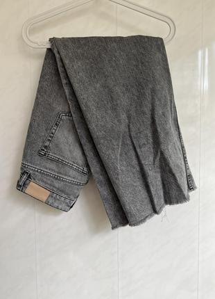 Серые короткие джинсы zara укороченные вареные  34 36