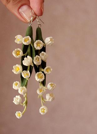 Довгі білі сережки конвалії з холодної порцеляни ручної роботи