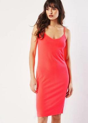 Яркое платье на бретелях