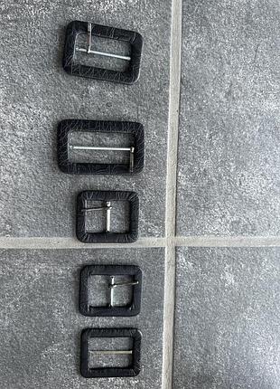 Пряжки для поясів обтягнуті шкірою