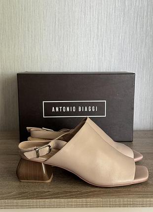 Шкіряні босоніжки