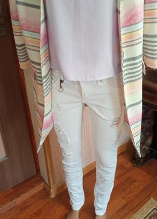 Красивые белые джинсы в идеальном состоянии