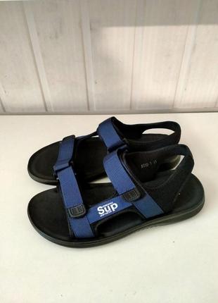 Босоніжки чоловічі чорні з синіми смужками,на липучках.т-5928.
ціна 600грн
розміри:40;41;42;44;45.