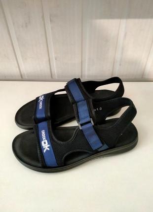 Босоніжки чоловічі чорні з синіми смужками,на липучці.т-5929.
ціна 600грн
розміри:40;41;42;43;45.