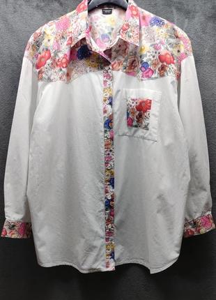 Жіноча біла сорочка з акцентними вставками.