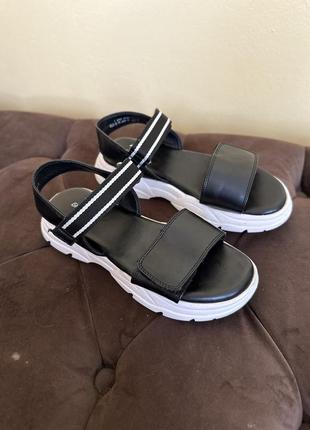 Босоніжки на липучках