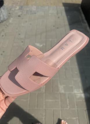 Шльопанці в стилі ермес