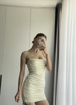 Атласное мини платье молочного цвета, облегающее платье