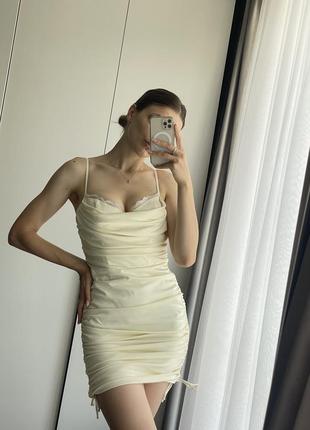 Атласное мини платье молочного цвета, облегающее платье