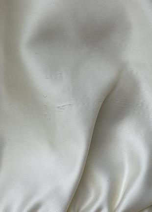 Атласное мини платье молочного цвета, облегающее платье