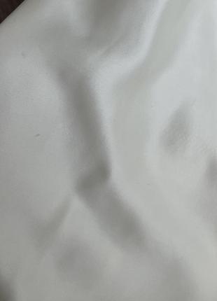 Атласное мини платье молочного цвета, облегающее платье