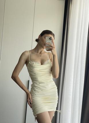 Атласное мини платье молочного цвета, облегающее платье