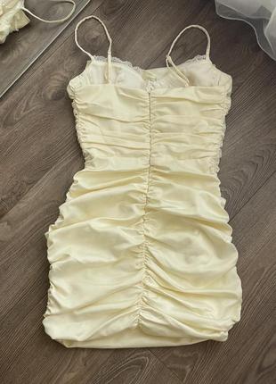 Атласное мини платье молочного цвета, облегающее платье
